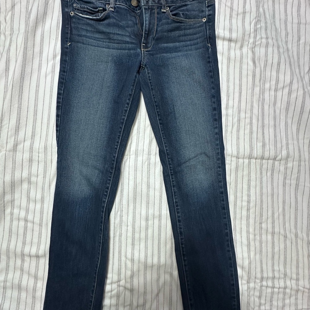 American Eagle woman’s jeans. Size 6, great condition.